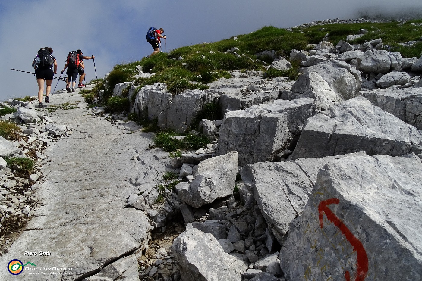 20 Sentiero su roccia di dolomia.JPG
